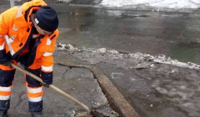 В центре Тюмени рабочие очищают решетки колодцев из-за больших луж - nashgorod.ru - Тюмень