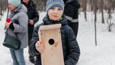 Неравнодушные жители Сокольников помогли развесить скворечники в парке - parkseason.ru - Новости