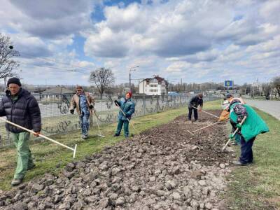 В Харькове разбивают места под клумбы и убирают в парках (фото) - objectiv.tv - Украина - Харьков