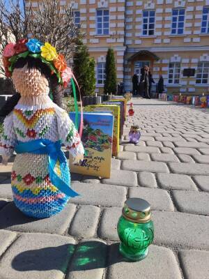 В Украине появилась аллея со 165 детскими книгами: вопиющие фото, которые должен увидеть свет - narodna-pravda.ua - Россия - Украина - Львов - Винницкая обл.