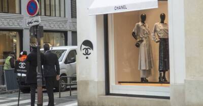 Адольф Гитлер - Chanel - На бутиках Chanel в Париже появились наклейки с Гитлером - focus.ua - Москва - Россия - Украина - Париж