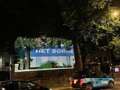 В Лондоне на здании посольства рф появилась надпись "Нет войне" - unn.com.ua - Россия - США - Украина - Киев - Лондон - Лондон