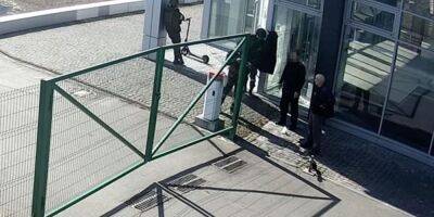 Попросили сигареты и расстреляли. CNN показало видео убийства оккупантами двух мирных жителей на окраине Киева - nv.ua - Россия - Украина - Киев - Киев