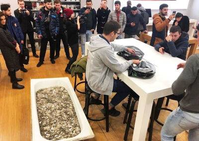 В Москве покупатель расплатился за iPhone мелочью - vinegret.cz - Москва - Чехия