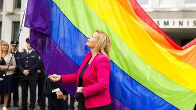 Швеция - Нэнси Фезер - Немецкие чиновники вывешивают радужные флаги в знак солидарности с ЛГБТ-сообществом - ru.euronews.com - Россия - Украина - Германия - Швеция - Берлин - Финляндия