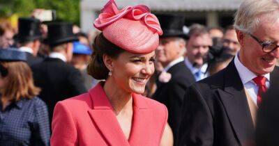 принц Уильям - Кейт Миддлтон - королева Елизавета - Ярче всех! Кейт Миддлтон выгуляла новое платье-пальто на садовой вечеринке - focus.ua - Украина - Англия