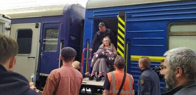 Грошову допомогу біженцям почали платити прямо на вокзалах - thepage.ua - Украина