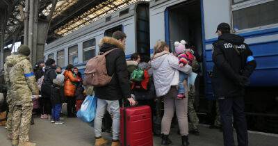 Владимир Зеленский - Денис Шмыгаль - Петиция об отмене запрета на выезд мужчинам из Украины набрала нужное количество подписей - focus.ua - Украина