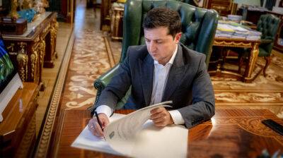 Володимир Зеленський - Зеленського просять скасувати заборону на виїзд чоловіків з України: петиція вже набрала понад 25 тисяч голосів - vchaspik.ua - Украина