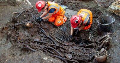 Чумная яма. В Британии археологи раскопали захоронение жертв "Черной смерти" (фото) - focus.ua - Украина - Англия - Лондон