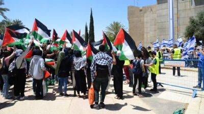 Скандал в кнессете из-за палестинских флагов: арабского депутата вывели из зала - vesty.co.il - Израиль - Беэр-Шевы