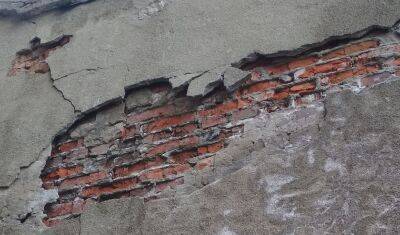 В Тобольске у здания музыкальной школы падает штукатурка - nashgorod.ru - Тобольск