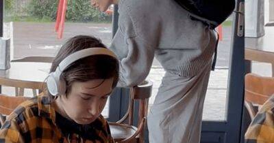 Анджелина Джоли - "Я ее не узнал". Мальчик в наушниках возле Анджелины Джоли дал комментарий - focus.ua - США - Украина