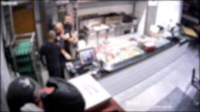 Видео: житель Акко избил сотрудника ресторана из-за тхины в сэндвиче - vesty.co.il - Израиль - Акко