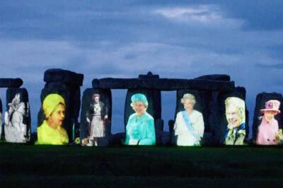 король Георг VI (Vi) - Елизавета Королева (Ii) - Стоунхендж подсветили портретами Елизаветы II в честь юбилея - rbnews.uk - Англия - Twitter