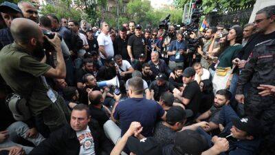 Никола Пашинян - В Ереване многотысячная толпа окружила здания парламента и МИДа - svoboda.org - Армения - Азербайджан - Ереван