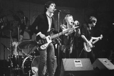 Елизавета II - Бывшие музыканты Sex Pistols заново выпускают свой сингл God Save The Queen - lenta.ua - Украина - Англия - Лондон
