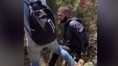 Видео: террорист показал, где спрятал топор, - и получил разрешение закурить - vesty.co.il - Израиль