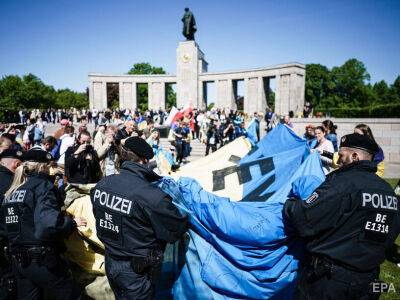 Берлин - В Берлине полиция забрала флаг Украины у участников памятной акции. Кулеба назвал это ошибкой, Мельник – позором - gordonua.com - Украина - Германия - Росія - місто Берлін