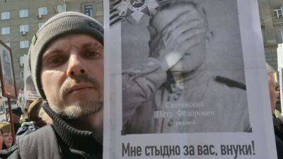 Жителя Новосибирска задержали за плакат на "Бессмертном полку" - svoboda.org - Москва - Россия - Украина - Санкт-Петербург - Новосибирск - Германия - Иркутск