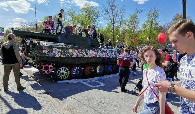 Юные тюменцы разрисовали танки у Технопарка цветами - nashgorod.ru - Тюмень