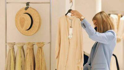 Massimo Dutti - Zara - Пустое вместо: Zara откажется от части магазинов в России - smartmoney.one - Москва - Россия - Москва