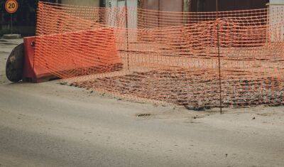 Ямы и красные заборы: В Тобольске капают асфальт на недавно отремонтированной дороге - nashgorod.ru - Тобольск
