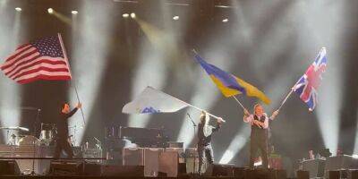 Пол Маккартни - На концерте в Бостоне. Пол Маккартни снова вышел на сцену с украинским флагом - nv.ua - Россия - Украина - Бостон - штат Вашингтон