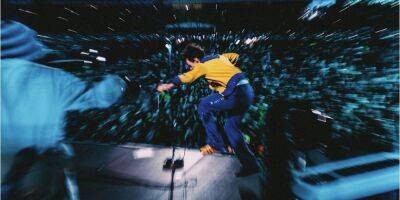 Гарри Стайлс - В Шотландии. Гарри Стайлс появился на своем концерте в костюме в цветах украинского флага - nv.ua - Украина - Англия - Нью-Йорк - Шотландия - Manchester