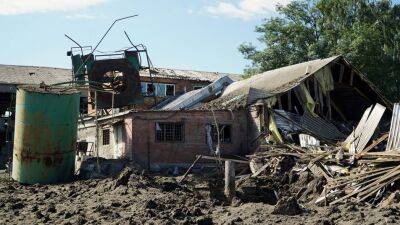 Воронка в пять метров, сгоревшие машины и разрушенные дома: последствия вечернего «прилета» в Песочин (фото) - objectiv.tv - Украина - Харьков