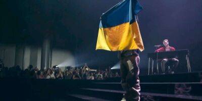 Вильям Айлиш - Jerry Heil - И поцеловала его. Билли Айлиш подняла на своем концерте флаг Украины, который ей передала Джерри Хейл - nv.ua - США - Украина - Германия