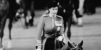 Елизавета II - король Георг VI (Vi) - Елизавета Королева (Ii) - Верхом на лошади. Букингемский дворец показал редкое фото — первый парад Trooping Colour королевы Елизаветы - nv.ua - Украина - Англия