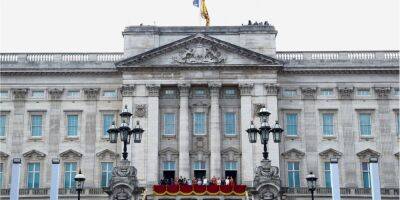 Елизавета II - Елизавета II - принц Гарри - Меган Маркл - Елизавета Королева - принц Филипп - Зара Тиндалл - Развлекала малышей. Меган Маркл заметили в окнах Букингемского дворца во время парада Trooping Colour в Лондоне - nv.ua - Украина - Англия - Лондон