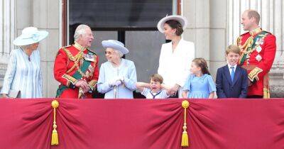 принц Уильям - Елизавета II - принц Чарльз - Кейт Миддлтон - королева Елизавета - принц Луи - принцесса Анна - Вся семья на балконе. Как прошел первый день Платинового юбилея королевы (фото) - focus.ua - Украина - Англия - Остров Мэн