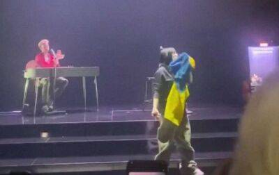 Вильям Айлиш - Билли Айлиш поцеловала флаг Украины на концерте в Германии - korrespondent.net - США - Украина - Германия