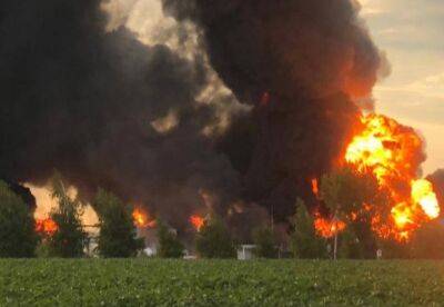 На Дніпропетровщині рятувальники другу добу продовжують гасити пожежу на нафтобазі - facenews.ua - Украина