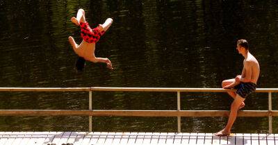 В Латвии идет кампания против прыжков в воду головой вперед - rus.delfi.lv - Латвия
