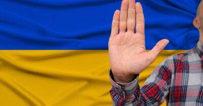 Рига: в Верманском саду сожгли флаг Украины, среди задержанных — подросток - rus.delfi.lv - Украина - Рига - Латвия