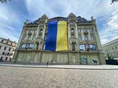 В Одессе гостиницу с непатриотичным названием украсили гигантским флагом Украины - odessa-life.od.ua - Украина - Одесса