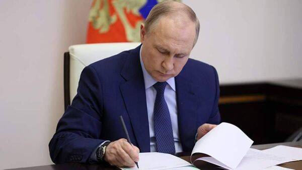 Владимир Путин - Путин подписал легализующий параллельный импорт в РФ закон - smartmoney.one - Россия
