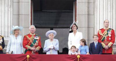 Елизавета II - принц Чарльз - король Георг VI (Vi) - принц Эндрю - Гарри - Гвардейцы, самолеты и маяк: Елизавета II отпраздновала "платиновый юбилей" (ФОТО, ВИДЕО) - dsnews.ua - Украина - Лондон - Великобритания