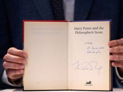 Гарри Поттер - Джоан Роулинг - Christie's продает первое издание Гарри Поттера с опечатками за $250 тыс - gordonua.com - Украина - Англия