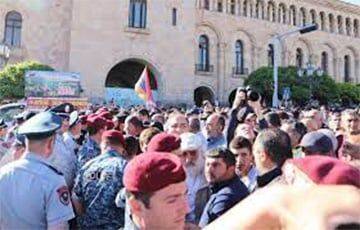Ишхан Сагателян - В Ереване у резиденции премьера Армении начались столкновения протестующих с полицией - charter97.org - Армения - Белоруссия - Франция - Ереван