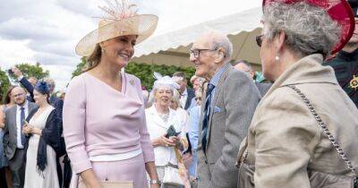 принц Чарльз - принцесса Анна - принц Эдвард - Софи Уэссекская в розовом платье и шляпке посетила садовую вечеринку в Шотландии - focus.ua - Украина - Шотландия