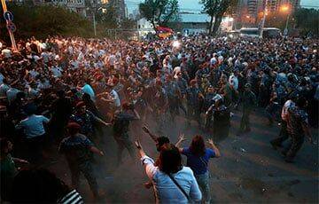 Никола Пашинян - В Ереване начались яростные столкновения между протестующими и полицией - charter97.org - Белоруссия - Азербайджан - Ереван