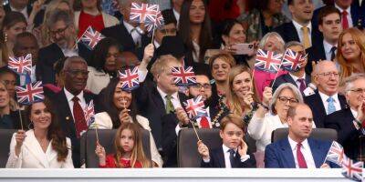 Борис Джонсон - принц Уильям - Елизавета II - принц Гарри - принц Чарльз - Кейт Миддлтон - принц Джордж - принцесса Шарлотта - Брайан Мэй - Андреа Бочелли - герцогиня Камилла - принцесса Евгения - принцесса Анна - принц Эдвард - В Букингемском дворце. Члены королевской семьи посетили грандиозный концерт в честь 70-летия Елизаветы II на британском престоле - nv.ua - Россия - Украина - Лондон