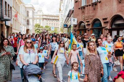 Украинские женщины провели в Брно марш матерей: много фото - vinegret.cz - Украина - Чехия - Брно