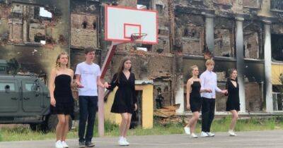 В Харькове выпускники станцевали вальс перед руинами своей школы - dsnews.ua - Украина - Харьков - Харьков