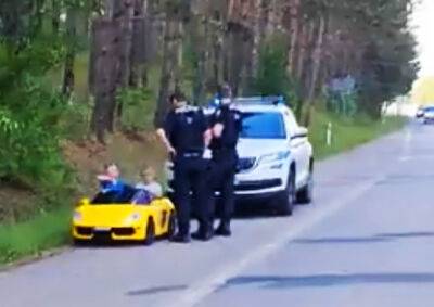 В Чехии полиция остановила на шоссе детский автомобиль: видео - vinegret.cz - Чехия - Брно