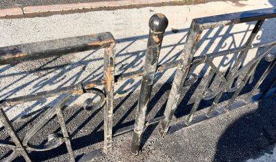 В Тобольске заменили старый забор на б/у ограждение со следами ржавчины - nashgorod.ru - Тюмень - Тобольск